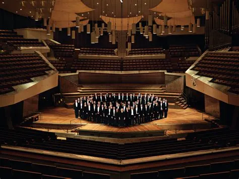 Berliner Philharmonikerin Konserttisali ja Sen Musiikkijohtajan Eruditio: Yhteiskunnallinen Muutos ja Kuuluisan Orkesterin Renessanssi